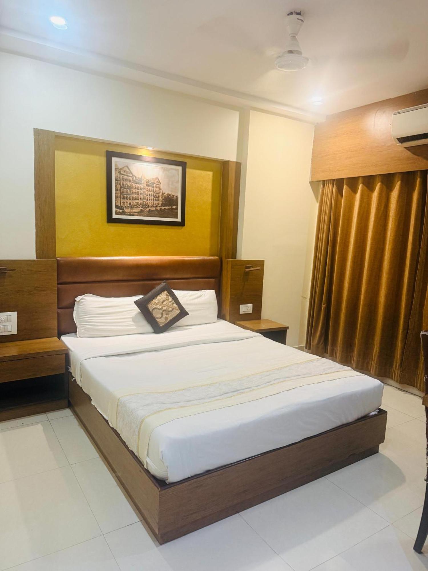 Hotel Crystal Luxury Inn- Bandra Mumbai Exterior photo